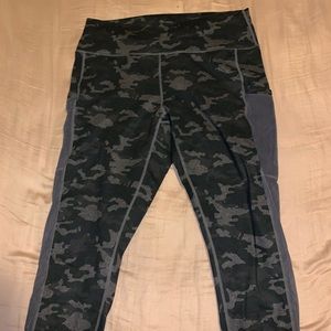 Camo Fabletics cropped legging